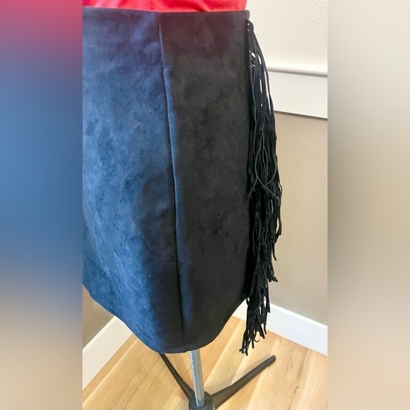 Black Faux Suede Mini Skirt Fringe Size Medium Cowgirl Western Career Clubbing - Picture 4 of 12
